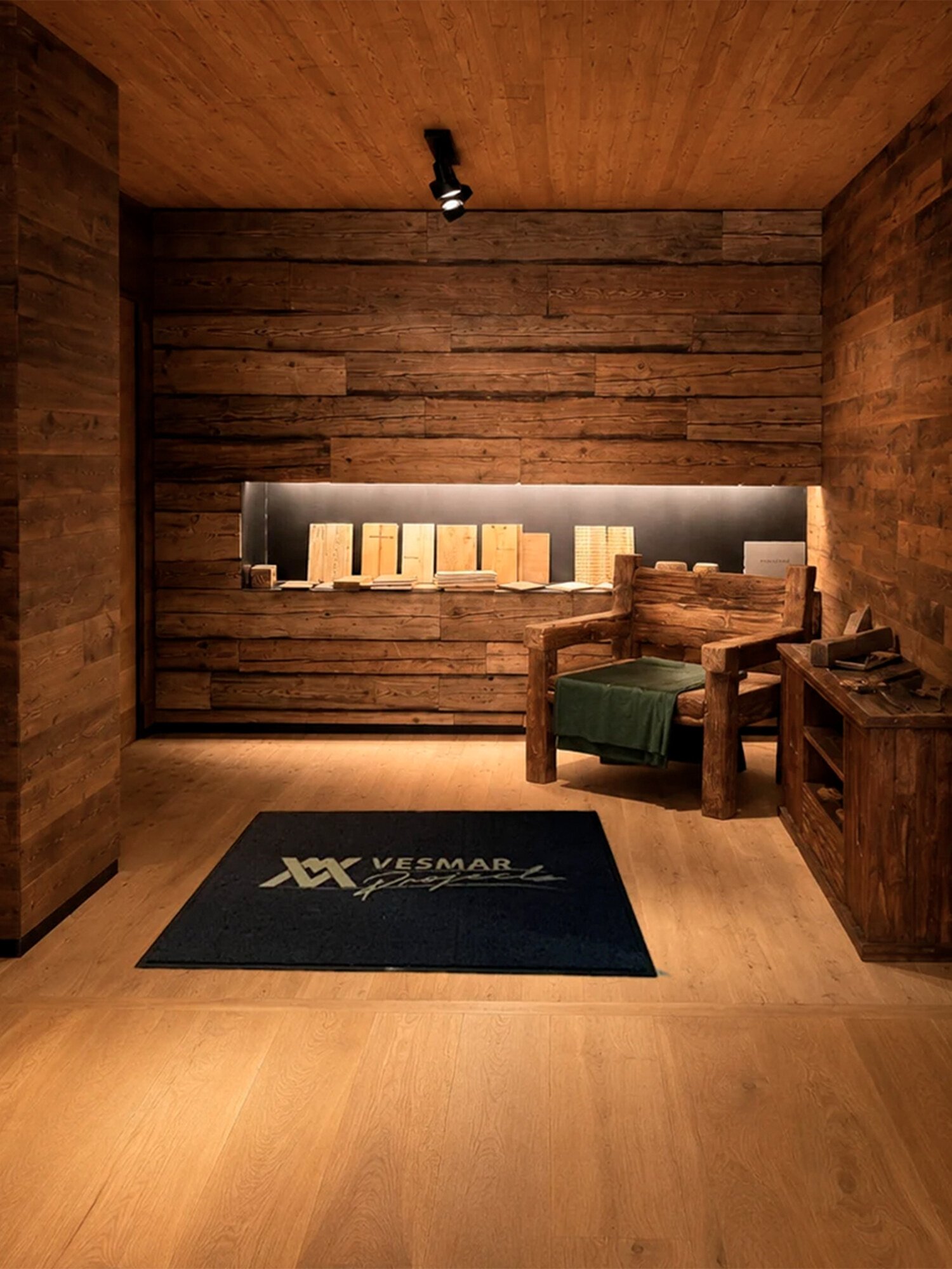 Showroom Vesmar Wood amb disseny, fusta i obres d’art